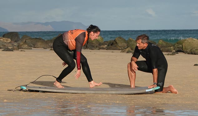 fede uczy surfingu na Fuerteventurze
