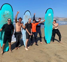 un grupo del surfcamp sacandose una foto en la playa de fuerteventura