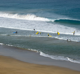 fala na plaży obozu surfingowego