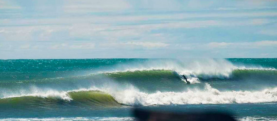 dobre fale na plaży na Fuerteventurze