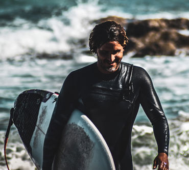 Alberto jest częścią szkoły surfingu Adrenalin
